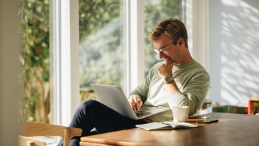 Man reading Northwestern Mutual’s weekly market commentary.