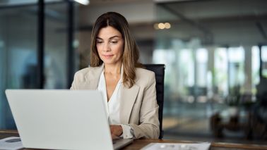 Woman reading Northwestern Mutual’s Weekly Market Commentary.