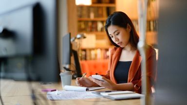 woman setting smart goals for her finances
