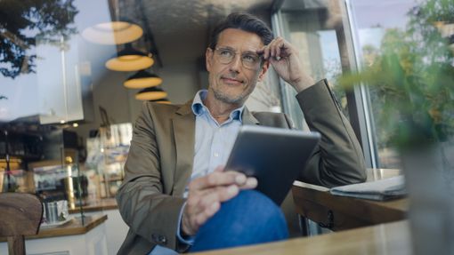 Man reading Northwestern Mutual's quarterly market commentary